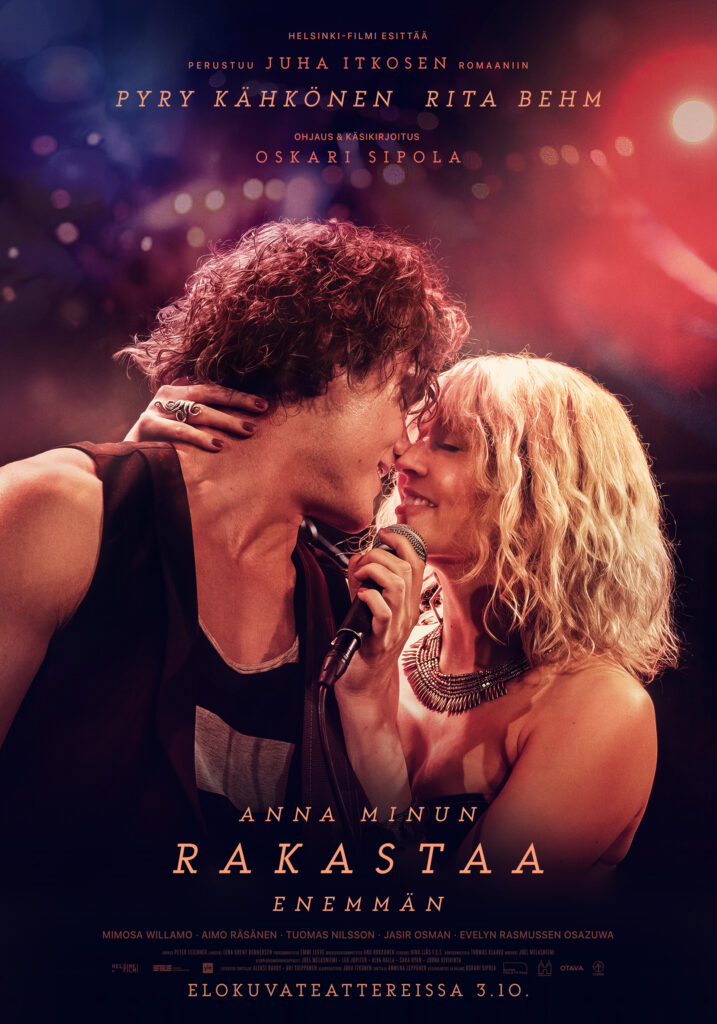 Anna minun rakastaa enemmän -elokuvan juliste. Lämpimän punasävyisessä kuvassa mies ja nainen hymyilevät silmät kiinni ja ovat lähekkäin, hetken päässä suudelmasta. Naisella on kädessään mikrofoni. Taustalla näkyy konserttilavan tai keikkaklubin valoja.